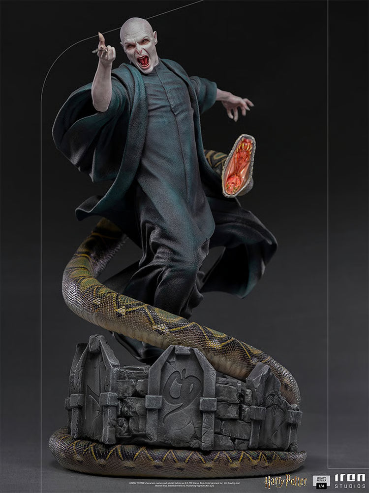 Statue Voldemort and Nagini Harry Potter Legacy