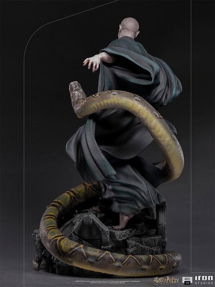 Statue Voldemort and Nagini Harry Potter Legacy